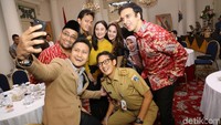 Setelahnya semua pun ikut berfoto.