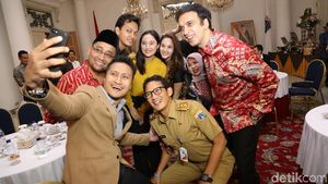 Saat Para Pemain AAC2 Selfie dan Seru-seruan Bersama Anies-Sandi