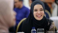 Ia terlihat ceria saat menghadiri acara tersebut.