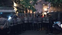 Para personel Brimob Polri mengawal kerja penyidik KPK.  Para personel Brimob berjaga-jaga di sisi luar pintu gerbang, nampak juga ada yang berjaga di depan pintu rumah Novanto. (Kanavino AR/detikcom)