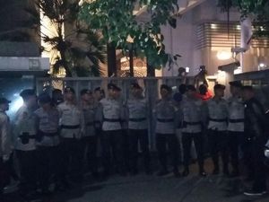 Polisi Bentuk Barikade di Depan Gerbang Rumah Novanto