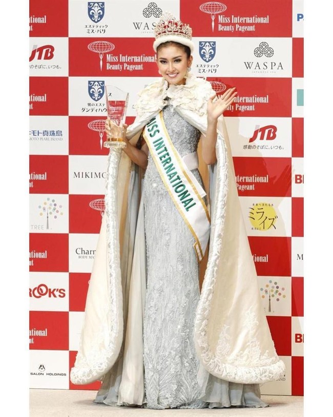 Sebelum memenangkan Miss International, Kevin sempat menyabet predikat best dress berkat busana Ivan Gunawan yang dikenakannya malam itu. Foto: Instagram
