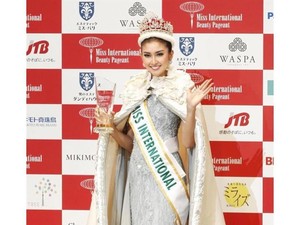 Foto: Cantiknya Juara Miss International Kevin Lilliana Berbalut Gaun Malam