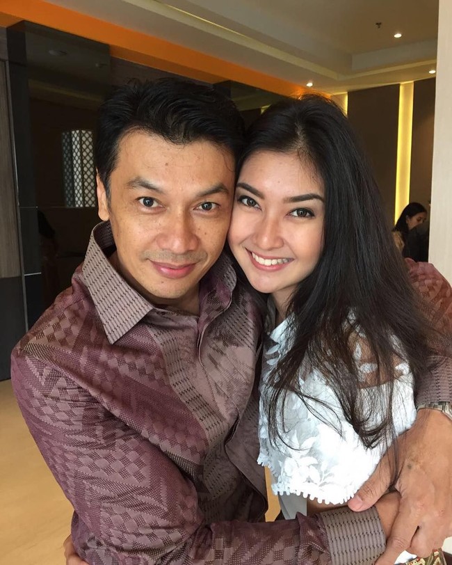 Netizen menyebut ayah Kevin lebih cocok jadi kakak atau pacar dibanding ayah. Kayak pacaran. Bapaknya kemudaan, tulis netizen dengan akun @amaliarizkiwahyuni2. kaya pacarnya ya, ganteng bapaknya pantes anaknya cantik banget, tulis netizen lainnya.  Foto: dok. Instagram