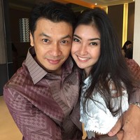 Netizen menyebut ayah Kevin lebih cocok jadi kakak atau pacar dibanding ayah. Kayak pacaran. Bapaknya kemudaan, tulis netizen dengan akun @amaliarizkiwahyuni2. kaya pacarnya ya, ganteng bapaknya pantes anaknya cantik banget, tulis netizen lainnya.  Foto: dok. Instagram
