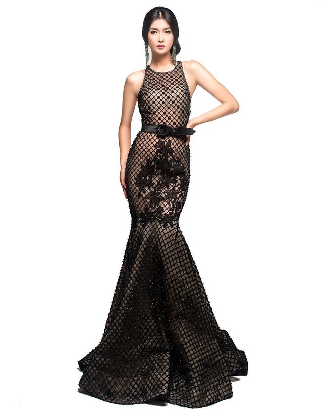 Pada foto ini, Kevin Lilliana memakai gaun malam rancangan Ivan Gunawan untuk Miss International 2017. Gaun berpotongan mermaid jaring-jaring ini membuat penampilan Kevin terlihat seksi. Foto: Dok. Instagram @kevinlln