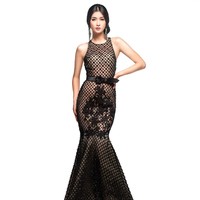 Pada foto ini, Kevin Lilliana memakai gaun malam rancangan Ivan Gunawan untuk Miss International 2017. Gaun berpotongan mermaid jaring-jaring ini membuat penampilan Kevin terlihat seksi. Foto: Dok. Instagram @kevinlln