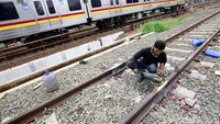Disamping pembangunan peron, jalur double double track Manggarai-Cikarang terus dibangun.