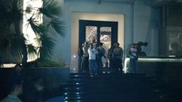 Penyidik KPK itu sedang berbicara dengan seorang sekuriti rumah Novanto. Para penyidik kemudian dipersilakan menunggu lima sampai 10 menit sebelum akhirnya bisa melewati pintu gerbang. Dialog singkat terjadi di depan pintu depan rumah dan akhirnya mereka benar-benar masuk ke rumah Novanto pada 21.38 WIB. (Kanavino AR/detikcom)