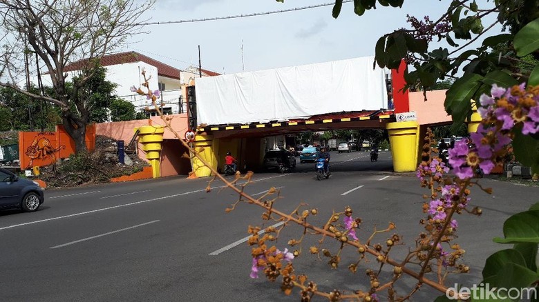 Diduga Melanggar, Reklame di Kertajaya ini Tak Juga Dibongkar Diduga Melanggar, Reklame di Kertajaya ini Tak Juga Dibongkar