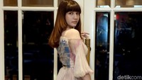 Dara yang akrab disapa Cassie itu memang lebih sering tampil feminin dengan dress ataupun gaun. Pool/Noel/detikFoto.