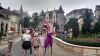 Entah itu arsitektur gaya Gothic, Georgian, atau Victorian, yang jelas suasananya memungkinkan teman-teman Instagram Anda salah mengira Anda sedang berada di Prancis, Jerman, Inggris atau belahan Eropa lainnya. Padahal ini adalah Vietnam, Asia Tenggara (Danu Damarjati/detikTravel)
