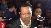 Pukul 23.34 WIB, keluarlah Wakil Ketua MPR dari Fraksi Partai Golkar Mahyudin. Dia mengaku sudah cukup lama berada di dalam rumah Novanto namun belum juga bertemu Novanto. Dia mengatakan ada pengurus Golkar lain di dalam, yakni Bendahara Umum Golkar Robert J Kardinal, dan politikus senior Golkar Kahar Muzakir. Mereka sudah ada sejak magrib dan disebut hanya bertemu istri Novanto serta Fredrich. (Kanavino AR/detikcom)