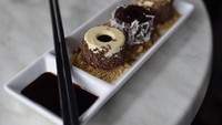 Sushi berwarna putih dan cokelat ini memiliki rasa yang manis. Sushi gelato ini juga dicocol dengan saus cokelat. Foto: Istimewa