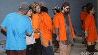 Mereka saling berjabat tangan saat tiba di Pengadilan Negeri Jakarta Timur.
