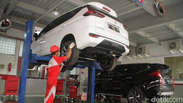 Bengkel Mitsubishi tengah menyervis Xpander. Foto: Mitsubishi Bengkel Mitsubishi tengah menyervis Xpander. Foto: Mitsubishi