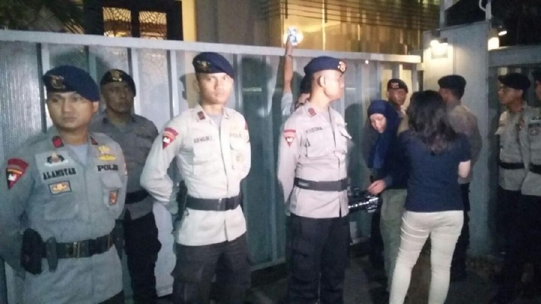 Penyidik KPK Datangi Rumah Novanto, Pengacara Ambil Surat 