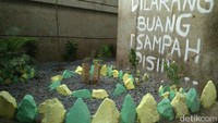 Pantauan detikcom, Rabu (15/11/2017), tampak batu-batu berwarna hijau dan kuning dihias melingkar di lokasi yang sempat menjadi tempat pembuangan sampah. Tanaman-tanaman juga turut dipasang di tempat tersebut. Foto: Kanavino/detikcom