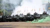 Sebelum upacara dimulai, ada parade operasi amfibi yang dilakukan oleh para prajurit TNI AL.