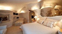 Versi nyata rumah Flintstone ini memiliki satu kamar tidur dan dua kamar mandi. Istimewa/Boredpanda.