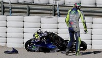 Meski sempat terlihat shock, Rossi masih menyempatkan melihat dari dekat kondisi motornya dari dekat. (Instagram)