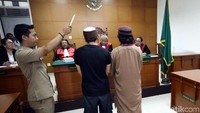 Disumpah sebelum sidang.