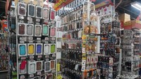 Setiap jenis barang dibagi-bagi sesuai dengan lantainya. Ada satu lantai yang dikhususkan untuk barang-barang elektronik dan aksesorisnya seperti ini (Wahyu/detikTravel)