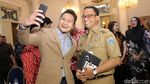 Saat Para Pemain AAC2 Selfie dan Seru-seruan Bersama Anies-Sandi