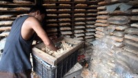 Sesudah diperas, ampas tahu kemudian diayak. Pengayakan untuk membuat bagian ampas yang kasar.