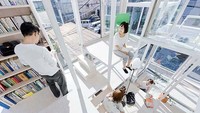 Dibangun oleh seorang arsitek, Sou Fujimoto, rumah berukuran 914 kaki persegi (sq ft) ini adalah sebuah rumah transparan. Istimewa/boredpanda.