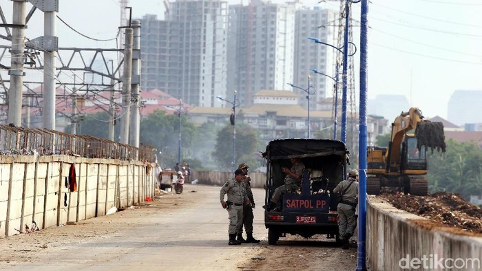 Pemkot Jakarta Pusat telah menertibkan bangunan liar di sepanjang Jalan Inspeksi Kanal Banjir Barat (KBB) beberapa waktu lalu. Kini jalur yang sudah bersih itu dijaga Satpol PP.