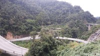  Saluran air kini ditata dan ditembok. Kondisi itu menjadi pemandangan yang indah. Masyarakat bisa menikmati duduk santai di tepi badan jalan (Chaidir/detikTravel)