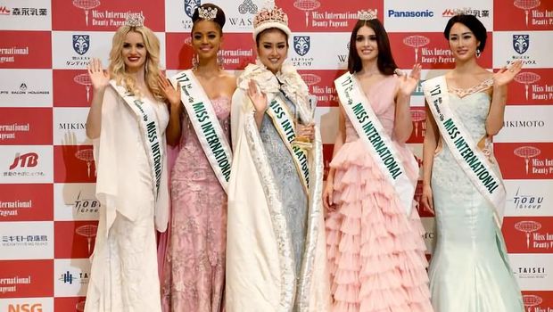 Pemenang Miss International 2017, Kevin Lilliana. (tengah)