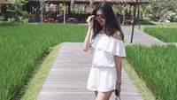 Saat liburan, Kevin pun kerap tampil cantik dengan gaya yang trendi. Begini gaya cantik Kevin di Ubud, Bali (@kevinlln/Instagram)
