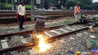Proses penyambungan rel kereta api.