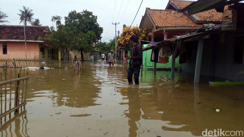 Sungai Meluap Puluhan Rumah di Karawang Terendam Banjir