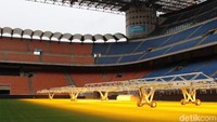 Untuk masuk ke dalam stadion, traveler harus membeli tiket. Harga tiket dewasa untuk masuk ke dalam stadion dan museum sebesar 17 euro atau sekitar Rp 255 ribu (kurs: 1 euro = Rp 15 ribu).  Sementara untuk anak usia 6-14 tahun dan di atas 65 tahun harga tiketnya 12 euro (Rp 200 ribu). (Erwin/detikTravel) Untuk masuk ke dalam stadion, traveler harus membeli tiket. Harga tiket dewasa untuk masuk ke dalam stadion dan museum sebesar 17 euro atau sekitar Rp 255 ribu (kurs: 1 euro = Rp 15 ribu).  Sementara untuk anak usia 6-14 tahun dan di atas 65 tahun harga tiketnya 12 euro (Rp 200 ribu). (Erwin/detikTravel)