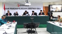 Bawaslu membacakan putusan atas laporan dugaan pelanggaran administrasi oleh KPU di gedung Bawaslu, Jakarta, Rabu (15/11/2017).