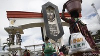 Sejumlah warga Papua Nugini saat melintas di PLBN Skouw usai berbelanja. Muhammmad Ridho/detikcom.
