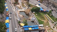 Melintasi Kelok 9, traveler juga akan dimanjakan oleh panorama hijau di sekitarnya. Namun traveler harus hati-hati, tidak boleh meleng kalau berkendara (Chaidir/detikTravel)