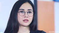 Aura Kasih menjadi salah satu idola para pria di Indonesia. Penampilannya kerap dipuji, namun kali ini ia tampak kasual dan berkacamata.  Foto: Ismail/detikHOT