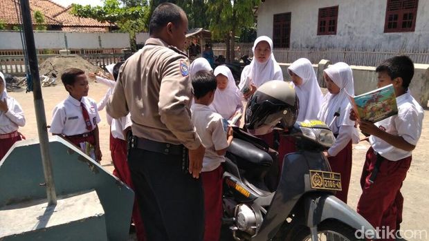 Perpustakaan keliling milik polisi Brebes. 