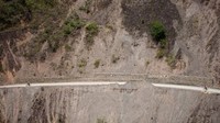 Meski begitu, beberapa traveler tetap memberanikan diri dan merasakan sensasi jalan paling mematikan di Bolivia ini. Ada yang mencoba naik sepeda, tapi tetap harus super hati-hati (Feliipe Abreu/BBC)