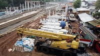 Begini proses pembangunan peron di stasiun Buaran.