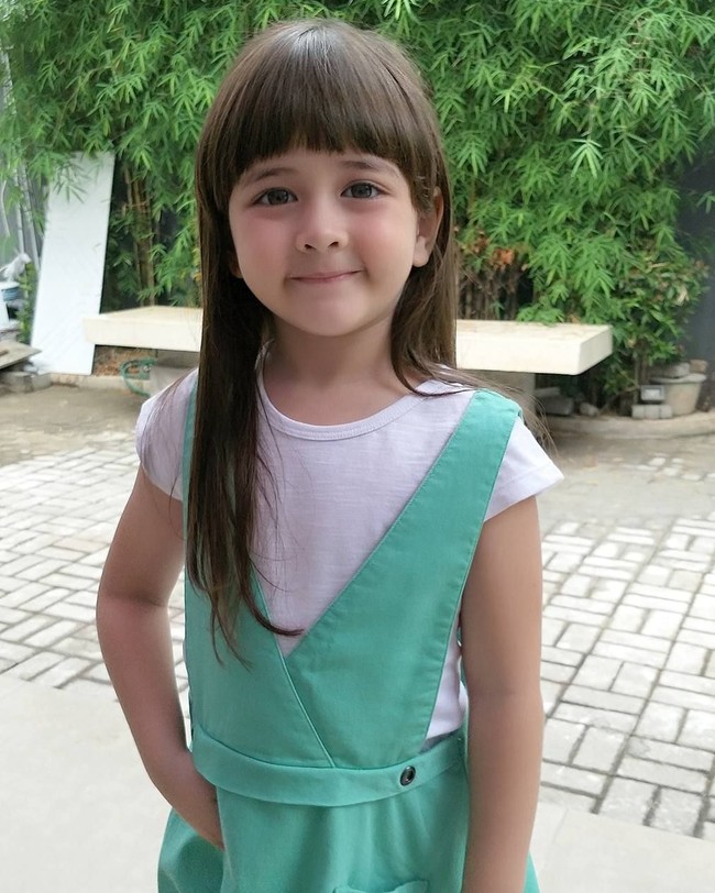 Ciara Nadine Brosnan artis cilik yang sukses memerankan tokoh Cinta di sinetron Istri untuk Papaku. Meski usianya baru beranjak 5 tahun Ciara tengah di sibukan dengan proses syuting sinetron terbarunya berjudul Bintang di Hatiku. Foto: Instagram