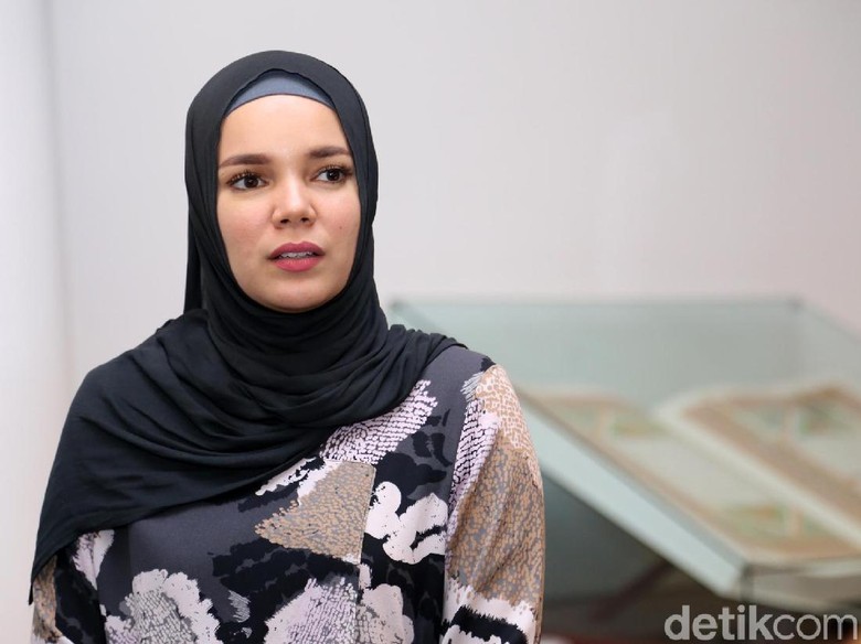 Soal Umi Pipik, Dewi Sandra: Saya Nggak Kebayang Ada di Posisi Beliau Soal Umi Pipik, Dewi Sandra: Saya Nggak Kebayang Ada di Posisi Beliau