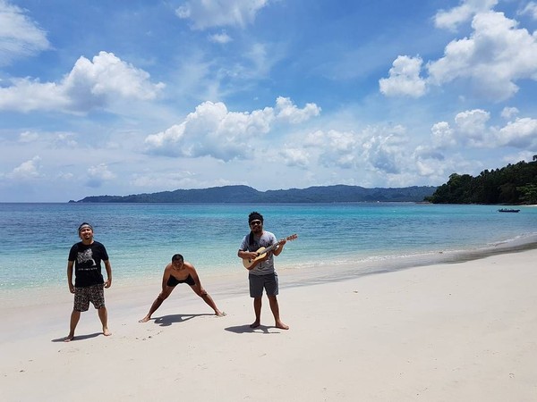 Selain dengan keluarga, Is Payung Teduh juga jalan-jalan dengan rekannya. Masih sama, destinasi yang dituju adalah pantai dan lokasinya ada di Banggai Laut, Sulawesi Tengah (Dok. pusakata/Instagram) Selain dengan keluarga, Is Payung Teduh juga jalan-jalan dengan rekannya. Masih sama, destinasi yang dituju adalah pantai dan lokasinya ada di Banggai Laut, Sulawesi Tengah (Dok. pusakata/Instagram)