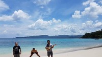 Selain dengan keluarga, Is Payung Teduh juga jalan-jalan dengan rekannya. Masih sama, destinasi yang dituju adalah pantai dan lokasinya ada di Banggai Laut, Sulawesi Tengah (Dok. pusakata/Instagram)