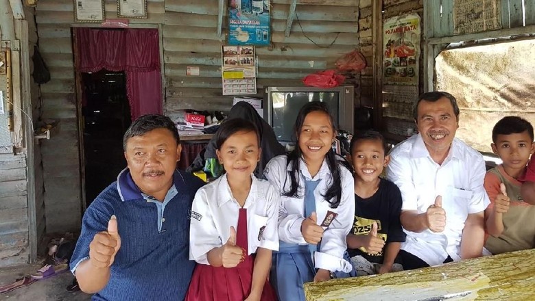 Anak Penjual Minuman Raih Emas di Belgia, Bupati Beri Hadiah Rumah Anak Penjual Minuman Raih Emas di Belgia, Bupati Beri Hadiah Rumah