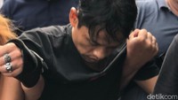 Ia terus menunduk menghindari wartawan (Foto: Mei R Amelia/detikcom)